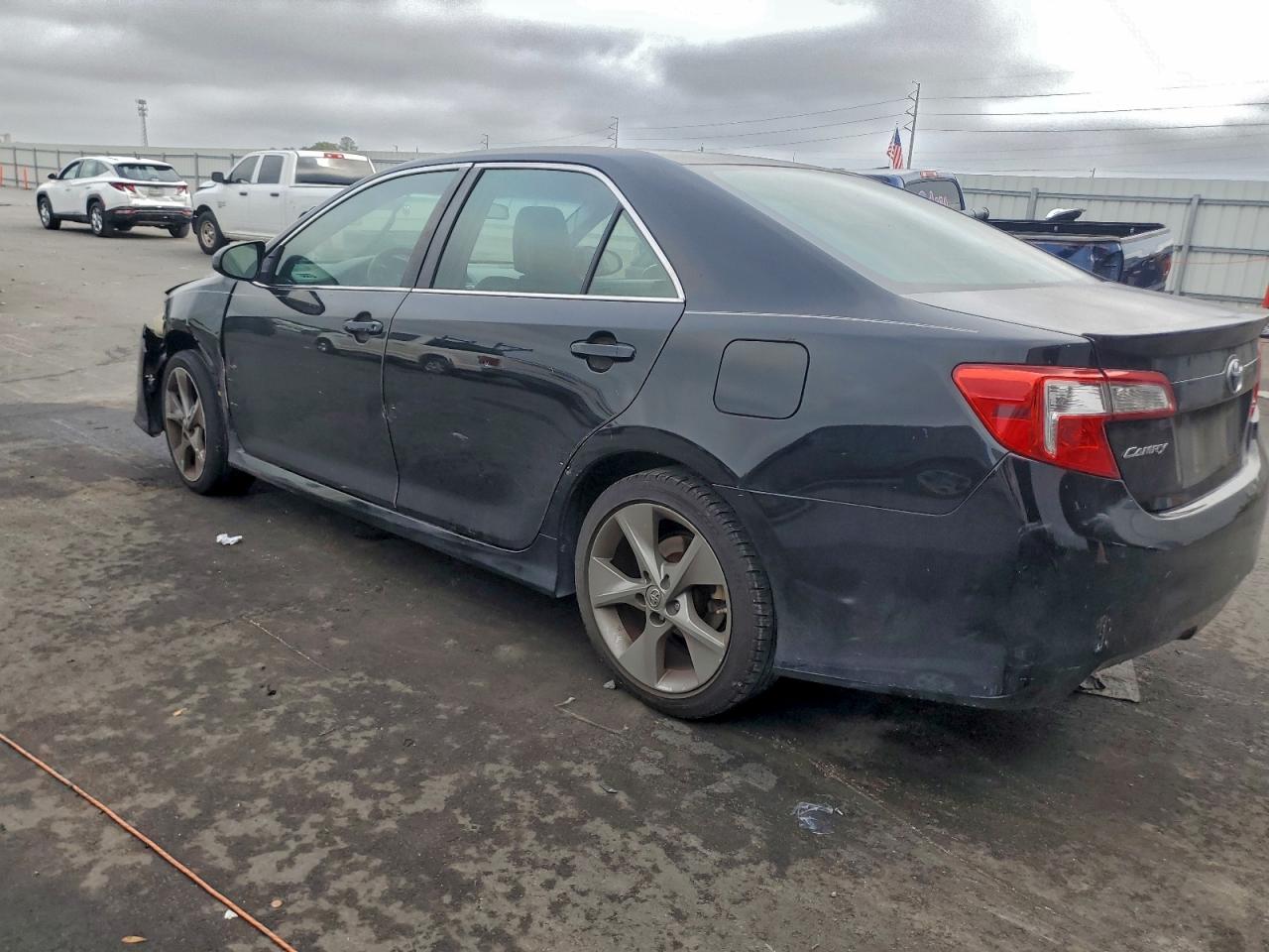 Toyota Camry L Image 8