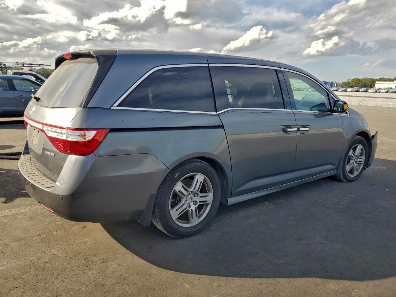 Honda Odyssey Touring Image 2