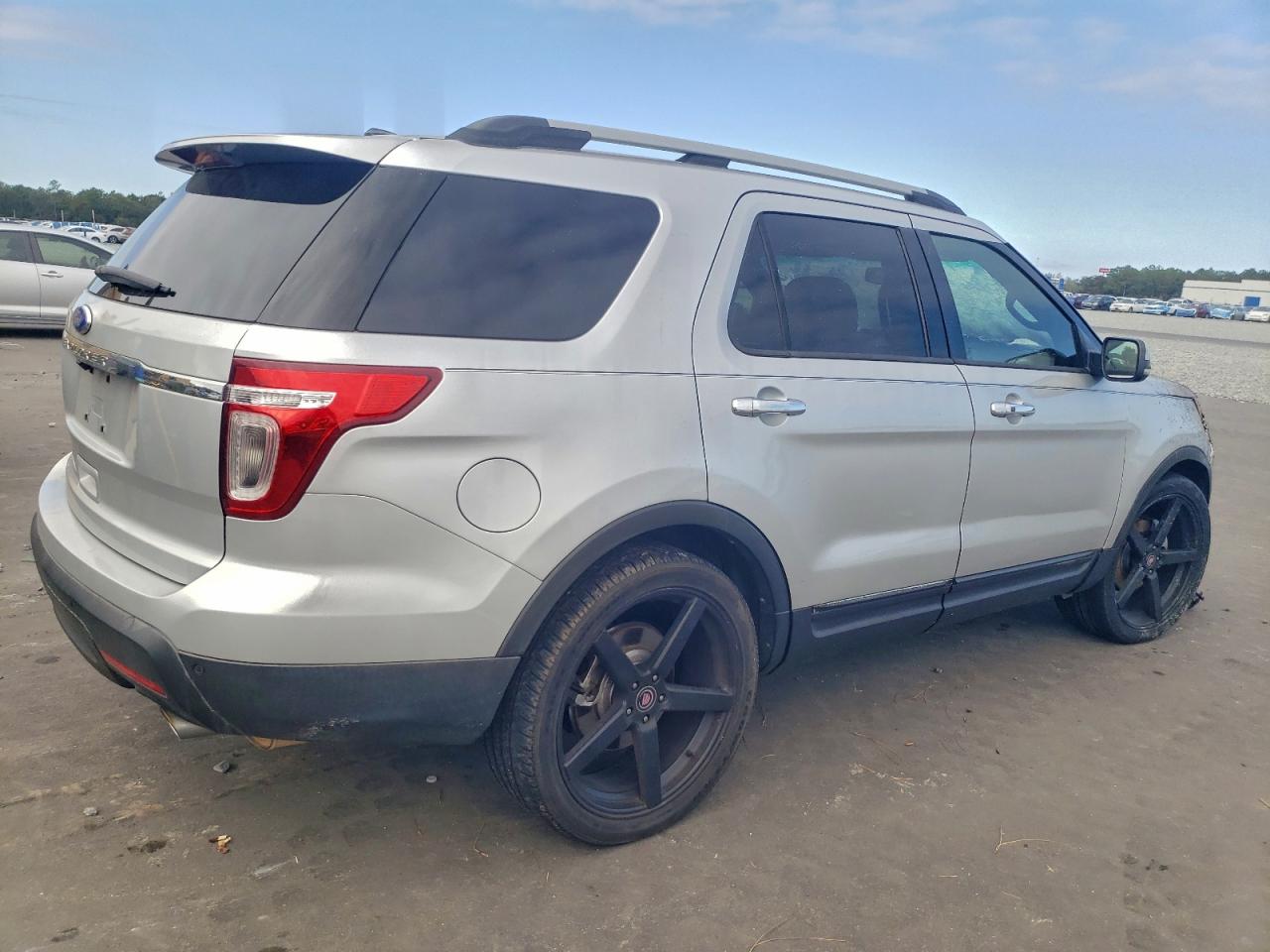 Ford Explorer Limited Image 7