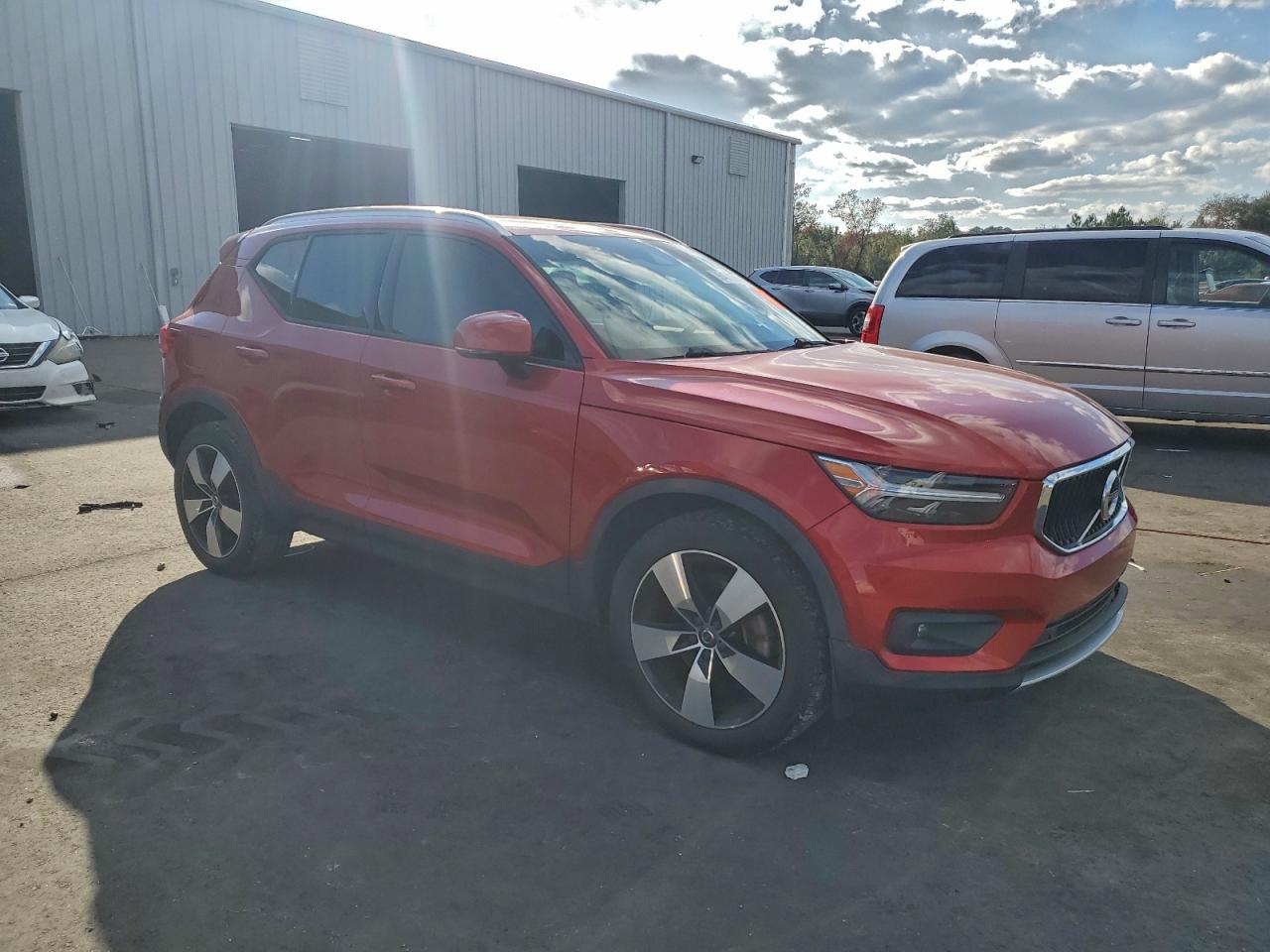 Volvo XC40 T4 Momentum Image 2