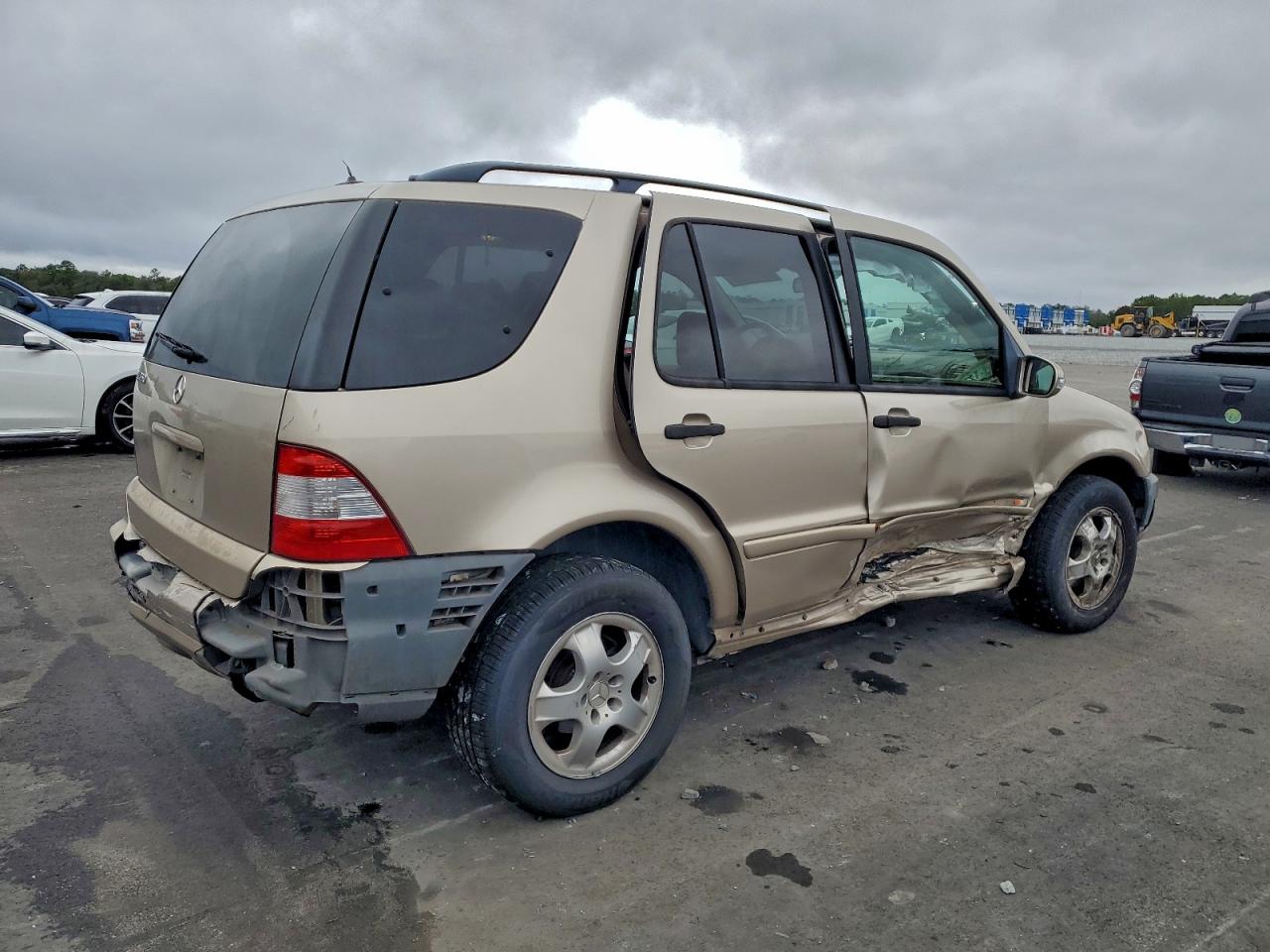 Mercedes-Benz M-Class 350 Image 11